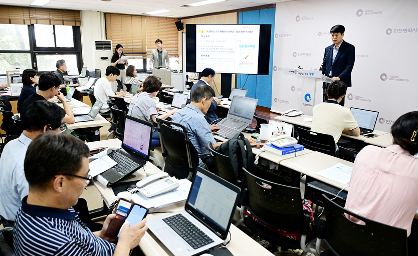 윤도영 문화체육국장이 2일 시청 브리핑룸에서 문화체육국 소관 현안과 관련해 기자브리핑을 하고 있다. ⓒ 인천시 제공