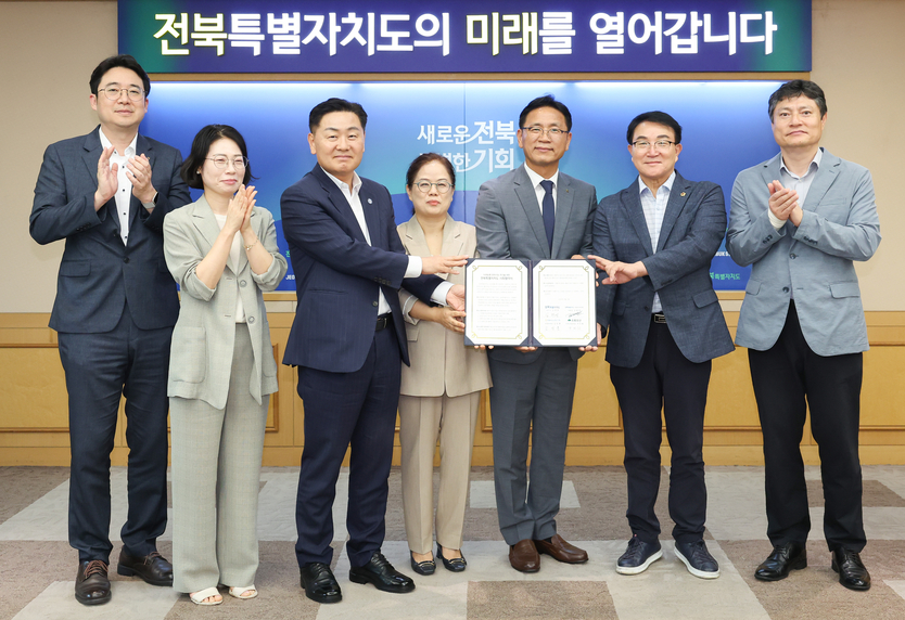 전북특별자치도 사회협약 제1호 협약식 기념촬영을 하고 있다.ⓒ자치도 제공