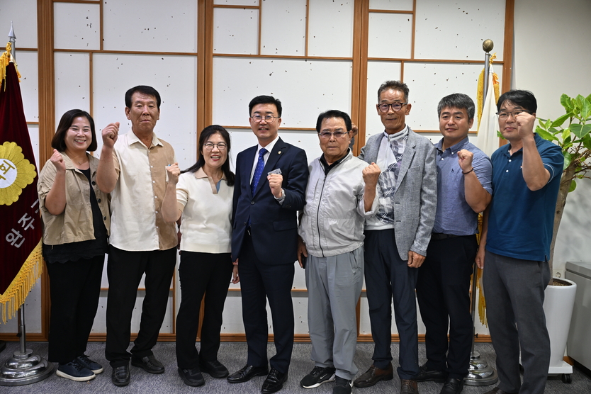 유의식 의장(사진 왼쪽에서 4번째), 마을공동체협의회 현안 간담회 개최ⓒ완주군의회 제공