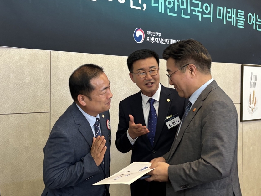완주군의회, 윤호중 장관에 ‘완주·전주 통합 반대’ 건의서 전달ⓒ완주군의회 제공