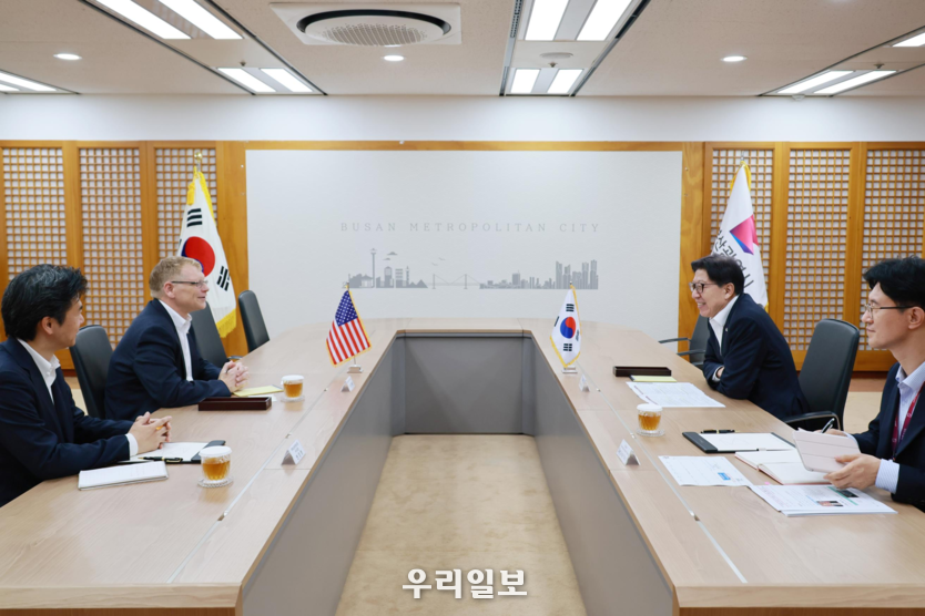8월 18일 부임한 듀이 무어(Dewey Moore) 신임 주부산 미국 수석영사를 만나 시와 미국 간의 협력관계와 발전 방안 등을 논의했다. - 부산시 제공