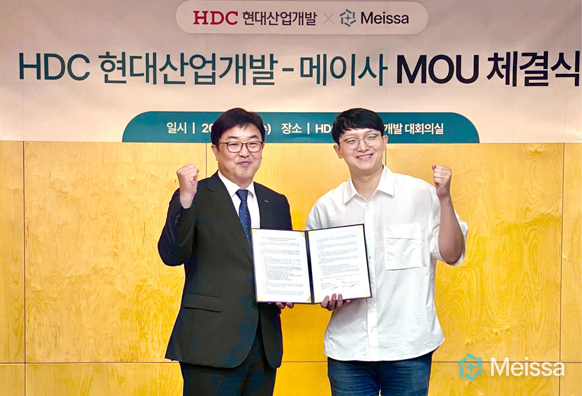 HDC현대산업개발과 드론 기반 디지털트윈 솔루션의 전사 도입 및 기술협력 MOU를 체결하고 있다. ⓒ 메이사 제공