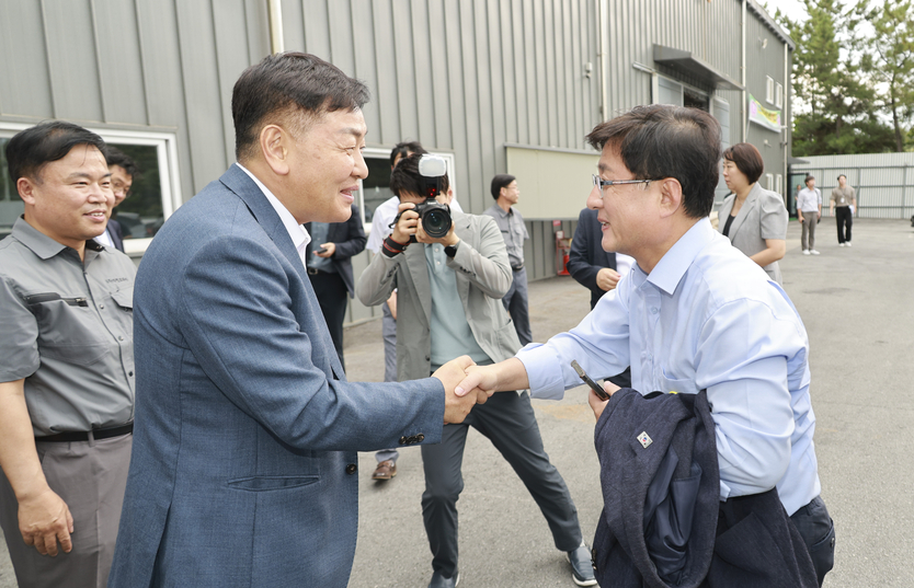 김성환 환경부장관 전주 석청코리아 방문(태양광 폐패널 재활용업체)ⓒ자치도 제공