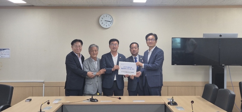 유의식 의장, 국무총리실 방문… 완주‧전주 통합 반대 건의문 전달ⓒ완주군의회 제공