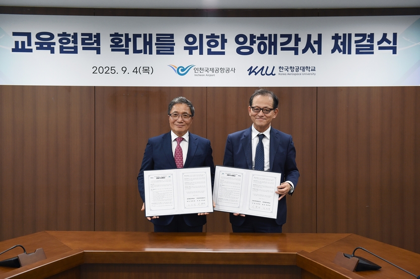 지난 4일 인천국제공항공사 회의실에서 진행된 인천국제공항공사와 한국항공교육대학교 간 ‘교육협력 확대를 위한 양해각서(MOU) 체결식’에서 인천국제공항공사 이학재 사장(사진 왼쪽)과 한국항공대학교 허희영 총장(사진 오른쪽)이 양해각서 체결 후 기념촬영을 하고 있다. ⓒ 인천국제공항공사 제공