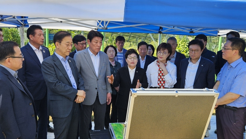 임이자 국회 기획재정위원장(가운데)이 경북 의성군 대구경북신공항 건설 예정지를 방문해 김윤덕 국토교통부 장관 등 관계자들과 신공항 건설 대책을 논의하고 있다.(사진=임이자의원실)