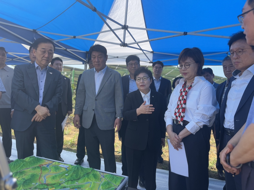 임이자 국회 기획재정위원장(가운데)이 경북 의성군 대구경북신공항 건설 예정지를 방문해 김윤덕 국토교통부 장관 등 관계자들과 신공항 건설 대책을 논의하고 있다.(사진=임이자의원실)