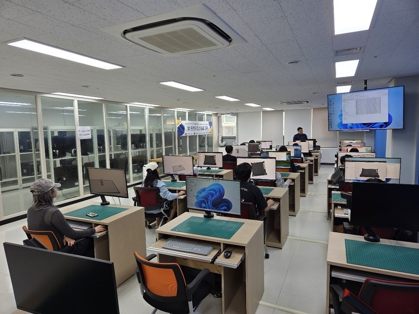 수원대학교 WoW!메이커스가 창의적 제작 역량을 강화하기 위한 ‘Tech-up Lab 전문교육’ 참가자를 모집한다. 사진은 지난 교육 진행 모습.(사진=수원대학교 WoW!메이커스)