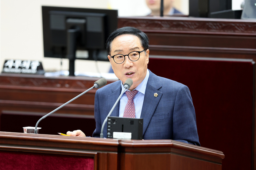 인천시의회 한민수 의원 제303회 임시회 본회의에서 인천지역 교육 현안에 대해 발의를 하고 있다. ⓒ 인천시의회 제공