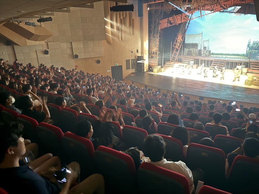 인천중구문화재단 제작한 창작뮤지컬 <켈로>공연을 관람하고 있는 전경 ⓒ 인천중구문화재단 제공