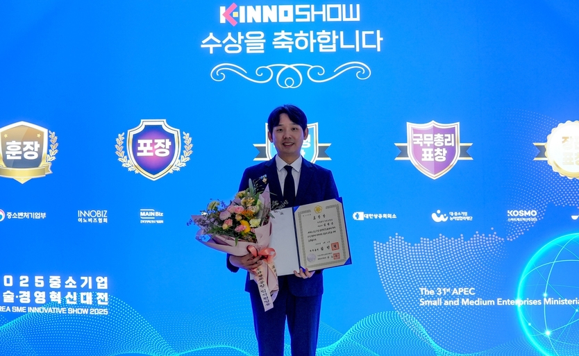 김영준 파블로항공 대표가 지난 4일 제주국제컨벤션센서터 열린 ‘2025 중소기업 혁신 유공 시상식’에서 국무총리표창을 수상한 뒤 기념촬영을 하고 있다. ⓒ 파블로항공 제공