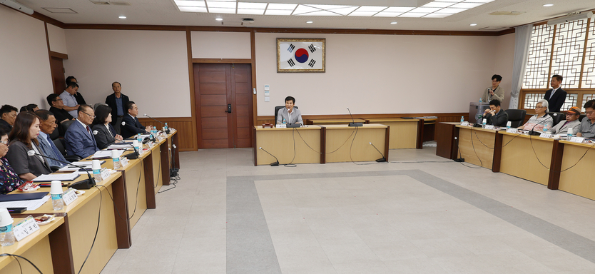 함평군장애인체육회 공식 출범…지역 통합 이끈다_연설(왼쪽부터 이병권 전남도 스포츠산업과장, 이남오 함평군의장, 허종만 함평군장애인체육회 상임부회장, 이상익 함평군수, 박정현 전라남도장애인체육회 상임부회장, 함평교육지원청교육장 박정애)ⓒ함평군 제공