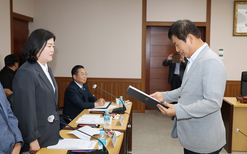 함평군장애인체육회 공식 출범…지역 통합 이끈다_위촉장 수여(왼쪽 함평군장애인체육회 부회장 박정애, 오른쪽 이상익 함평군수)ⓒ함평군 제공