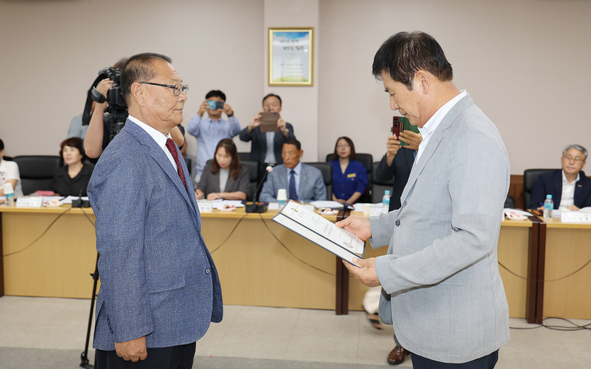 함평군장애인체육회 공식 출범…지역 통합 이끈다_임명장 수여(왼쪽 함평군장애인체육회 상임부회장 허종만, 오른쪽 이상익 함평군수)ⓒ함평군 제공