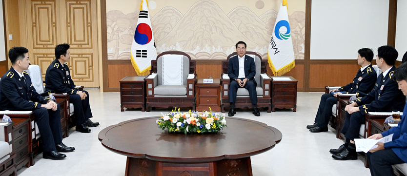 유정복 인천시장이 10일 시청 접견실에서 2025년 모범해양경찰 공무원에게 표창 수여한 뒤 격려하고 있다. ⓒ 인천시 제공