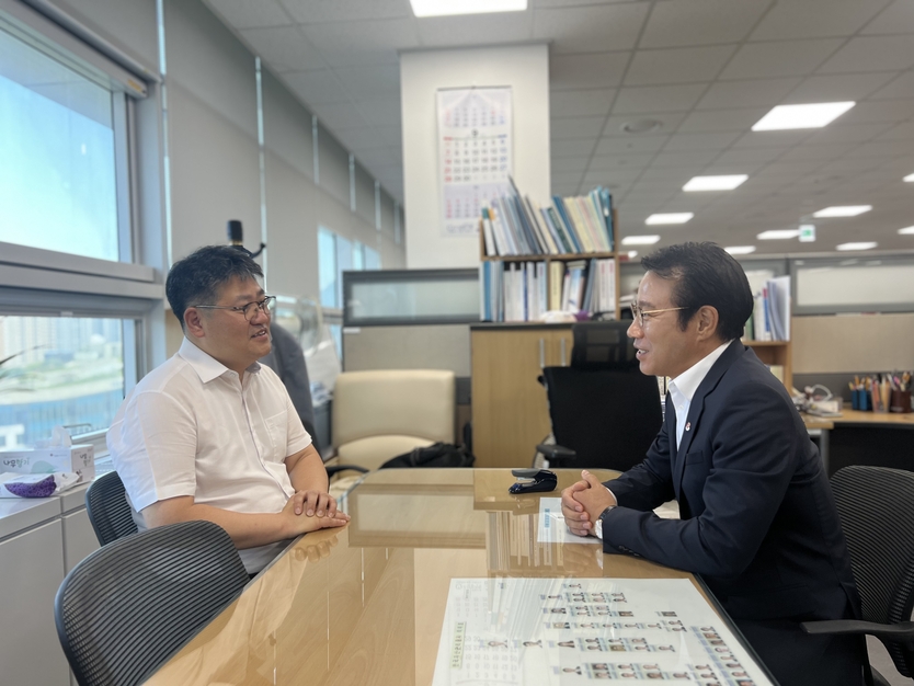 기재부 협력 요청(사진 왼쪽 마용재 국유재산조정과장, 오른쪽 최경식 남원시장)ⓒ남원시 제공