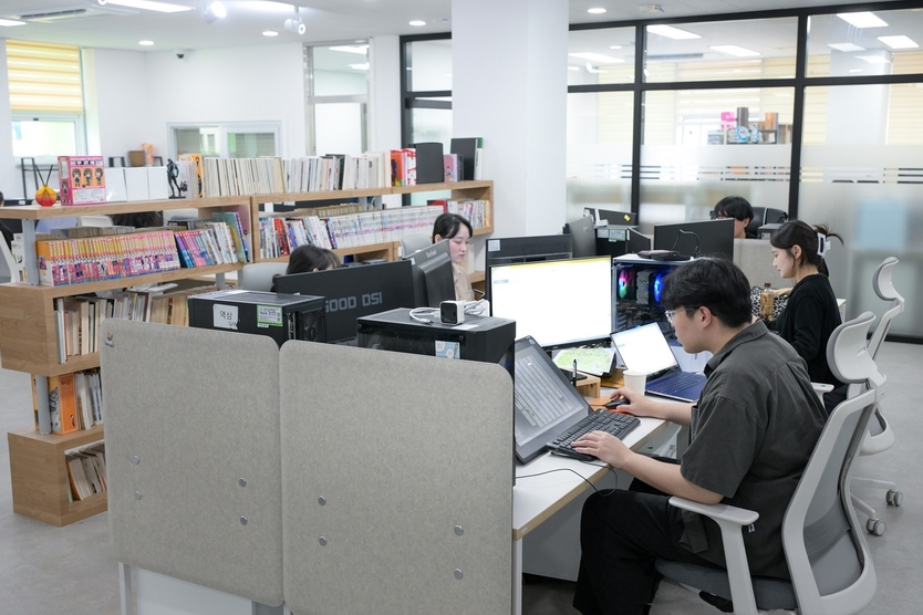 글로벌 웹툰 허브 센터에 입주한 애니메이션·웹툰 기업 관계자들이 창작활동을 하고 있다ⓒ순천시 제공