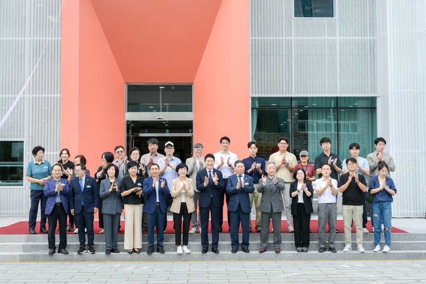 원도심 애니메이션·웹툰 클러스터 입주기업 환영행사에 참석한 입주기업 대표, 지역 관련 학과 교수 및 학생, 원도심 건축주 대표 등이 단체 사진을 촬영하고 있다ⓒ순천시 제공