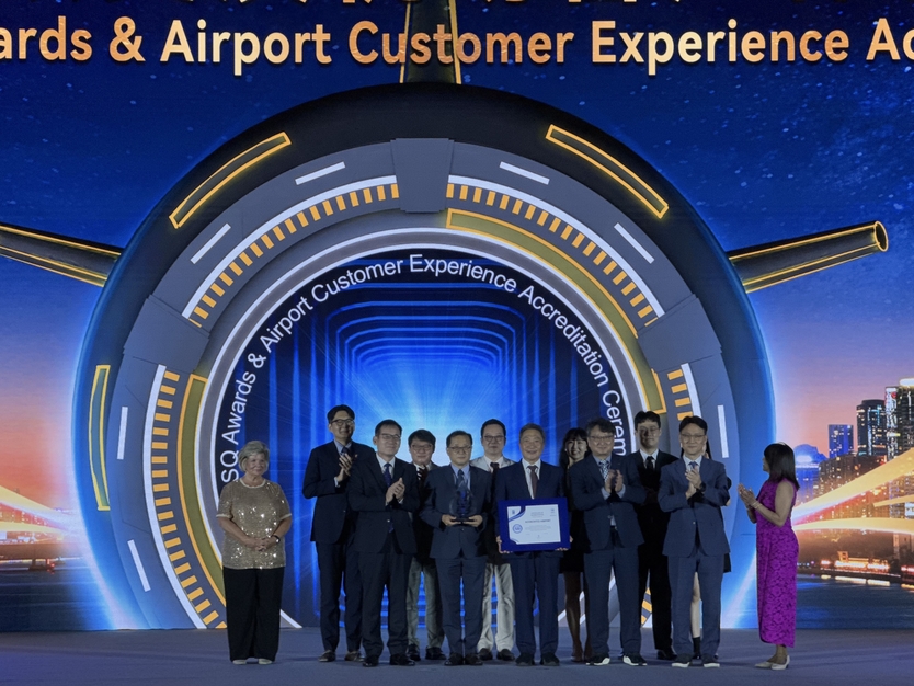 일 중국 광저우 캔톤 페어 컨벤션 센터에서 열린 ‘제7회 공항경험 써밋(Airport Experience Summit)’에서 인천국제공항공사 이학재 사장이 수상 후 기념 촬영을 하고 있다.<br>
사진 앞줄 왼쪽부터 캔디스 맥그로(Candace McGraw) 국제공항협의회 세계본부(ACI World) 이사회 의장, 최장순 대한항공 인천여객서비스지점 부지점장, 박상욱 인천공항출입국외국인청장, 이학재 인천국제공항공사 사장, 김창규 인천국제공항공사 운영본부장, 이동선 인천국제공항 항공사운영위원회(AOC-I) 위원장, 사라 새뮤엘(Sarah Samuel) 아마데우스(Amadeus)사 공항·항공사 운영 부문 부사장 ⓒ 인천국제공항공사 제공
