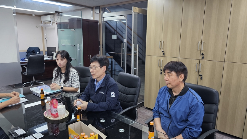 김윤태 중부지방고용노동청장이 추석을 앞두고 제조업체를 방문해 임금 체불관련 현장 지도를 하고 있다. ⓒ 중부지방고용노동청 제공