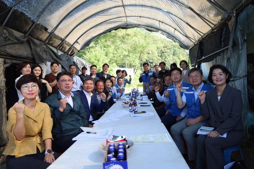 더불어민주당 산업재해예방TF가 경기도 남양주시 조안면 비닐하우스 농가를 방문해 농업 현장의 산업재해 위험과 예방 현황을 점검하고 기념촬영을 하고 있다(사진=임미애의원실)