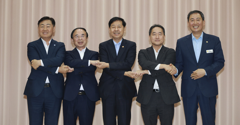 협약식에 구윤철 부총리, 김관영 전북특별자치도지사, 김태헌 국민연금공단 이사장, 심민 임실군수가 협약식을 갖고 기념촬영을 하고있다ⓒ자치도 제공