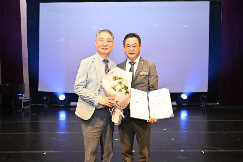 완주군의회 심부건 의원(사진 오른쪽) 사회복지 유공 표창 수상ⓒ완주군의회 제공