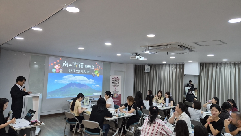 ‘전북-가고시마현 문화교류 프로그램’ 참여자들이 만들기체험을 하고있다.ⓒ자치도 제공