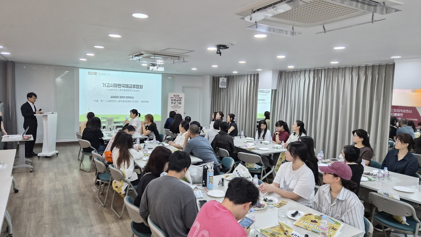 ‘전북-가고시마현 문화교류 프로그램’ 참여자들이 만들기체험을 하고있다.ⓒ자치도 제공