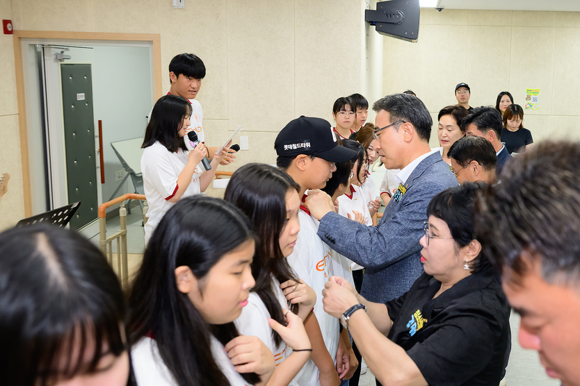 개최식에 참석한 오순문 시장이 청소년들에게 뺏지를 달아주고있다.