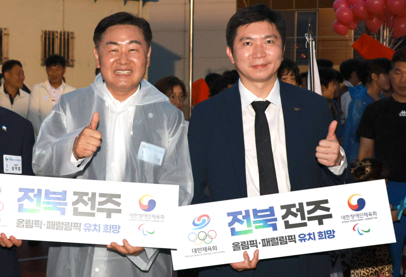 제62회 전북특별자치도민 체육대회 연계 올림픽 유치 홍보중인 김관영 도지사(사진 왼쪽)
