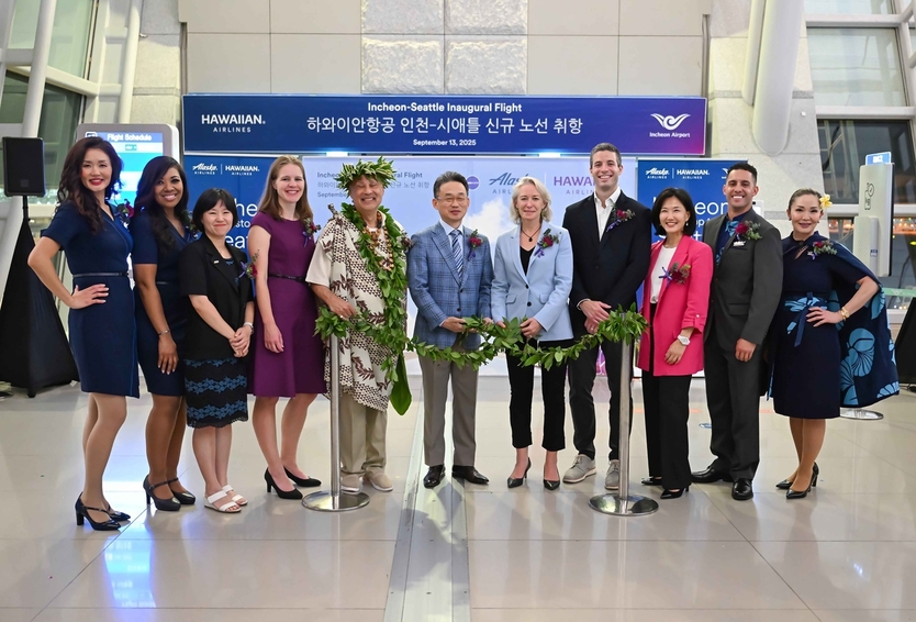인천공항 제1여객터미널 출국장에서 진행된 ‘하와이안항공 인천-시애틀 신규취항 기념행사’에서 인천국제공항공사 신동익 허브화전략처장(사진 왼쪽에서 다섯 번째), 알래스카 에어 그룹 다이애나 버켓 라코우 수석부사장(사진 왼쪽에서 여섯 번째) 등 항공사 관계자들이 기념사진을 촬영하고 있다. ⓒ 인천국제공항공사 제공