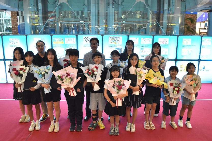 인천공항 제1여객터미널 교통센터에서 열린 ‘인천공항 안전 디지털 사생대회 시상식’에서 인천국제공항공사 배상현 안전경영실장(사진 맨 뒷줄 가운데)과 수상자들이 기념사진을 촬영하고 있다. ⓒ 인천국제공항공사 제공