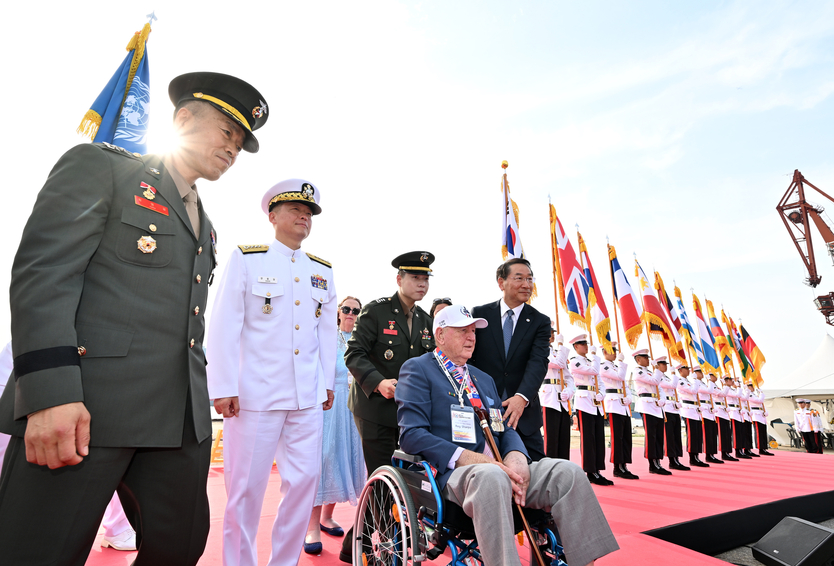 유정복 시장이 제75주년 인천상륙작전일인 15일 내항8부두에서 열린 '제75주년 인천상륙작전 전승기념행사'에서 참전용사와 입장하고 있다.ⓒ 인천시 제공