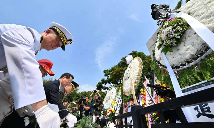 유정복 시장이 제75주년 인천상륙작전일인 15일 자유공원 맥아더장군 동상에서 내빈들과 헌화를 하고 있다. ⓒ 인천시 제공