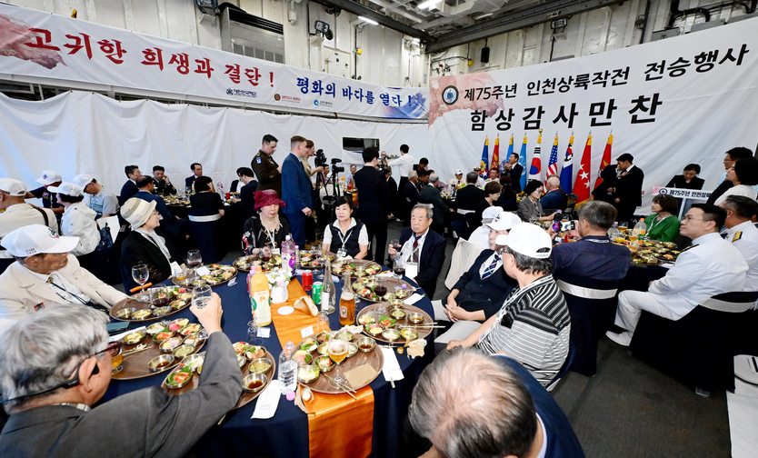 유정복 인천시장이 15일 강감찬함에서 열린 제75주년 인천상륙작전 전승행사 함상 감사만찬'에서 건배사를 하고 있다. ⓒ 인천시 제공