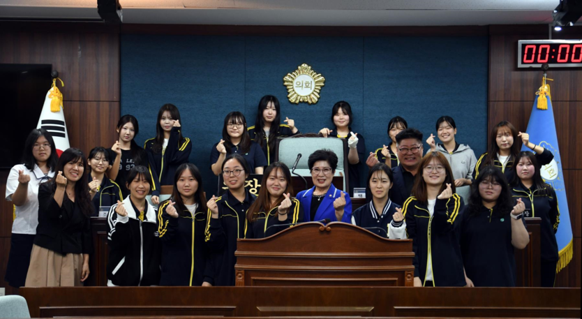 전경애 의장이 학익여고 학생 18명을 대상으로 '제2회 청소년 의회 체험 프로그램'을 성공적으로 개최 후 기념촬영을 하고 있다. ⓒ 미추홀구의회 제공