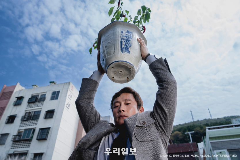 개막작 박찬욱 감독의 <어쩔수가없다> (사진=부산국제영화제)