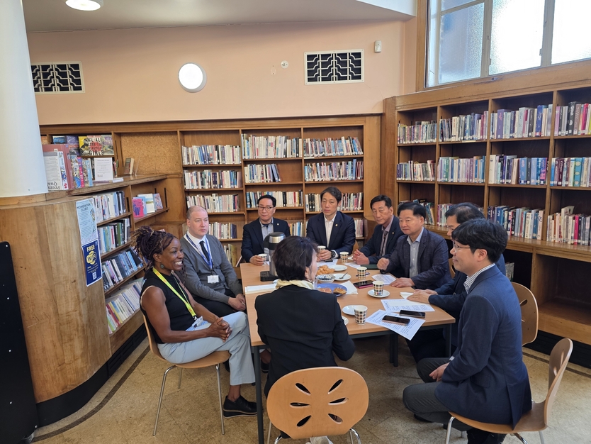 인천시의회 이용창 교육위원회 위원장과 의원들이, 영국 교육현장 방문으로 지속가능한 교육위원회 공무국외출장에 환담을 하고 있다. ⓒ 인천시의회 제공