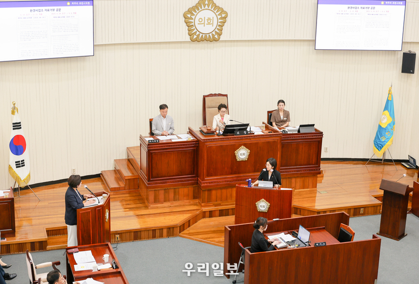 제292회 임시회 제2차 본회의에서 박주리 의원이 질의하고 있다.(과천시 의회 제공)