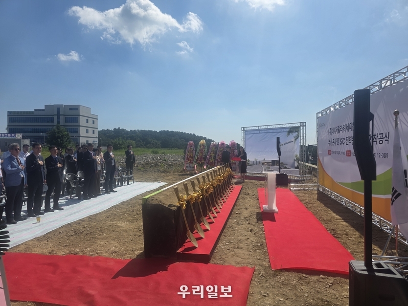 준공식 테이프 커팅 및 기념촬영