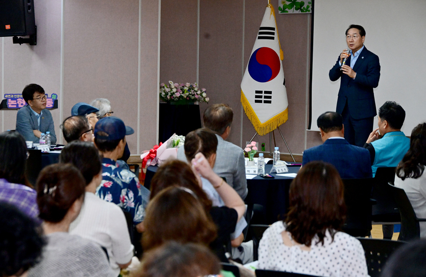 유정복 인천시장이 17일 논현고장동행정복지센터에서 열린 '마을안으로, 시민속으로' 논현고잔동 통합회의에서 인사말을 하고 있다. ⓒ 인천시 제공