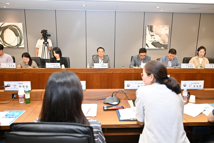 김재천 부의장(사진 가운데) 자동차업종 고용위기 선제대응 간담회 참석ⓒ완주군의회 제공