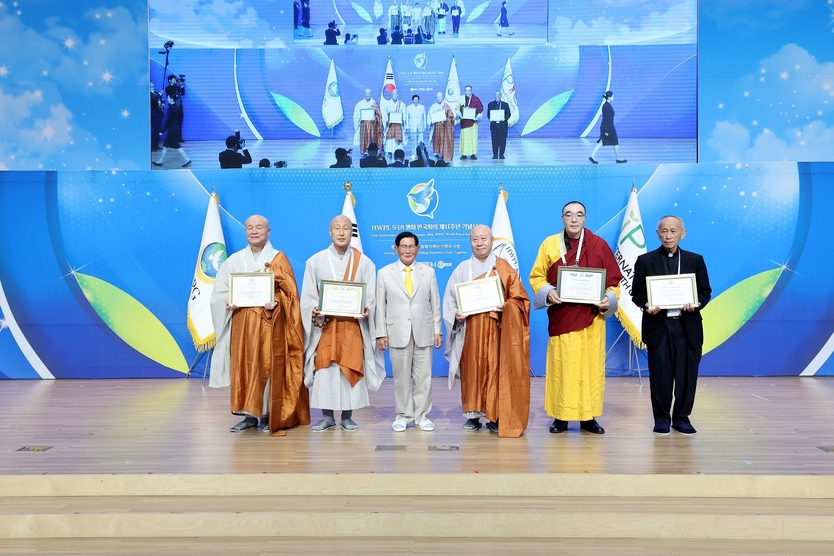 18일 대한민국 청주에서 ‘HWPL 9·18 평화 만국회의 제11주년 기념식’에서 평화 위촉장을 받고 기념을 하고 있는 평화 위원들의 모습 