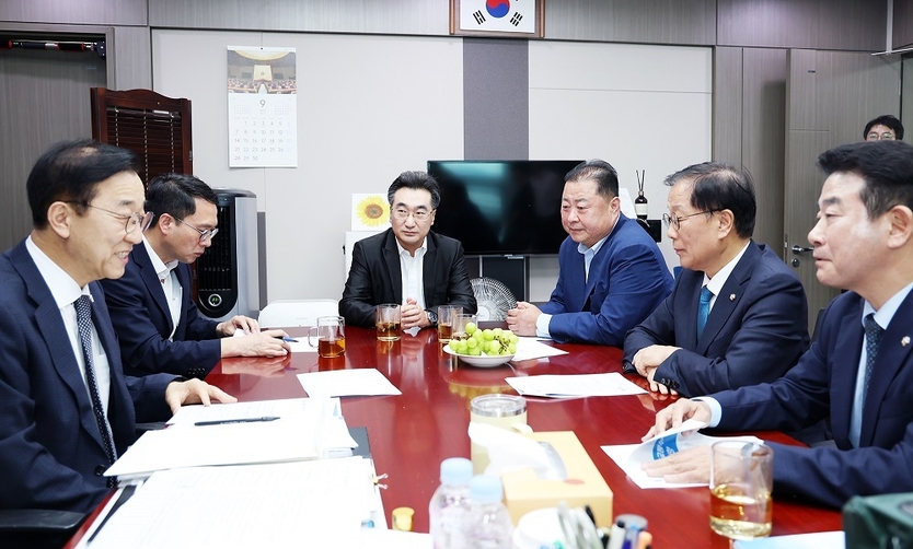 김경일 파주시장과 관계자들이 3호선 연장 등 4개 핵심 철도사업을 '제5차 국가철도망 구축계획'에 반영해달라는 시민 10만여 명의 염원을 담은 서명부를 국토교통부 전달했다. ⓒ 파주시 제공