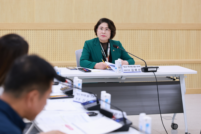 김화신 대표의원이 중간보고회를 진행하고 있다.