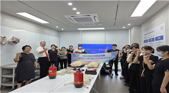 부평 디지털해피스치과가 세미나실에서 인천시 시민안전본부 이영재 모니터링 단장과 사무처장 주관하에 병원 근무자를 위한 응급처치 및 CPR교육 과 화재안전사고 소화기작동법 등 교육후 기념촬영을 하고 있다. ⓒ 부평 디지털해피스치과 제공