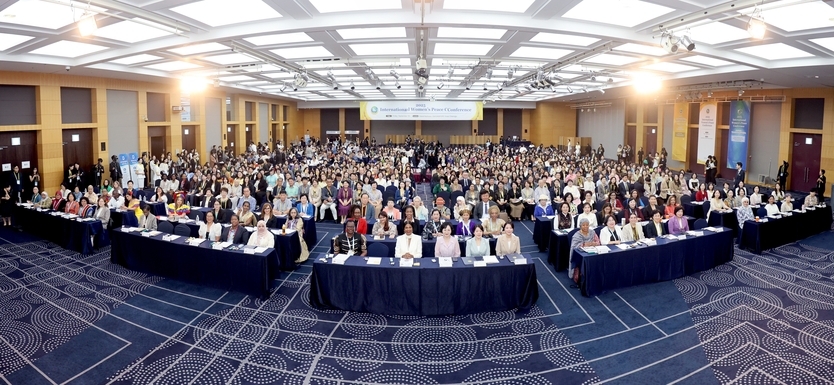19일 대한민국 청주 엔포드호텔에서 IWPG 주최로 열린 ‘2025 세계여성평화 콘퍼런스’에서 참석자들이 기념사진을 촬영하고 있다. ⓒ IWPG 제공