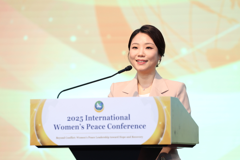 ㈔세계여성평화그룹(IWPG) 대표가 19일 대한민국 청주 엔포드호텔에서 열린 ‘2025 세계여성평화 콘퍼런스’에서 개회사를 하고 있다. ⓒ IWPG 제공