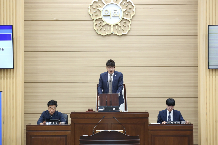 송승환 의장이 인천 서구의 제276회 임시회 개회를 선언하고 있다. ⓒ 인천서구의호 제공